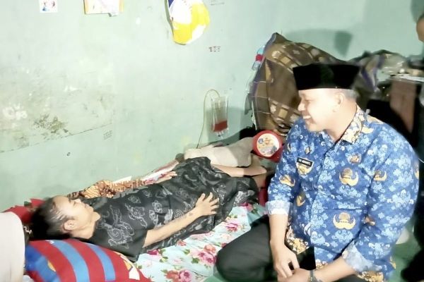 Wali Kota Bekasi, Tri Adhianto, menemui Ratih Raynada (30) yang mengalami lumpuh usai operasi caesar di kediamannya, Kelurahan Padurenan, Kecamatan Mustikajaya, Rabu (2/7/2025) sore.