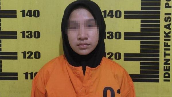 DITETAPKAN TERSANGKA - RPT (20) perempuan asal Aceh ditetapkan sebagai tersangka oleh penyidik Unit Reskrim Polsek Kedungwaru, karena membawa kabur sepeda motor milik temannya asal Kecamatan Campurdarat, Kabupaten Tulungagung, Jawa Timur, Sabtu (28/6/2025). RPT pura-pura meminjam sepeda motor Honda Scoopy milik temannya, lalu dibawa kabur.