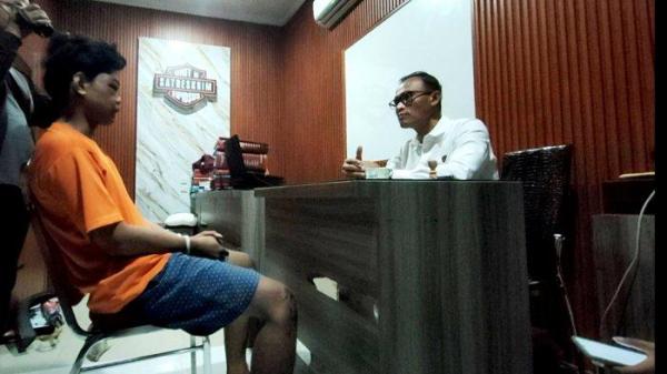 PERNIKAHAN DI UJUNG TANDUK : Maling motor berinisial ISM (21), warga Desa Mangga’an, Kecamatan Modung menjawab segudang pertanyaan Kasat Reskrim Polres Bangkalan, AKP Hafid Dian Maulid, Kamis (3/7/2025). Terungkap bahwa, ISM dalam waktu dekat akan mempersunting gadis pujaannya ke jenjang pernikahan