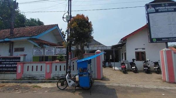 Kantor Desa Cipaku, Kecamatan Kadipaten, Kabupaten Majalengka, Sabtu (12/4/2025). Sekdes Cipaku mengaku telah menggunakan Rp500 juta dana desa untuk bermain judi slot.