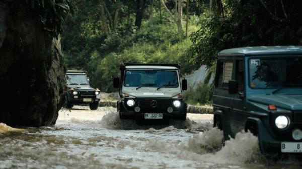 JELAJAH SUMATERA - Aktivitas long touring tahunan Komunitas otomotif Mercedes Jip Indonesia (MJI) bulan Juni 2025 diikuti 52 peserta mengusung tema 'Meneroka Swarnadwipa' atau bermakna Jelajah Sumatera melintasi wilayah Samosir, Bukittinggi dan Pekanbaru.