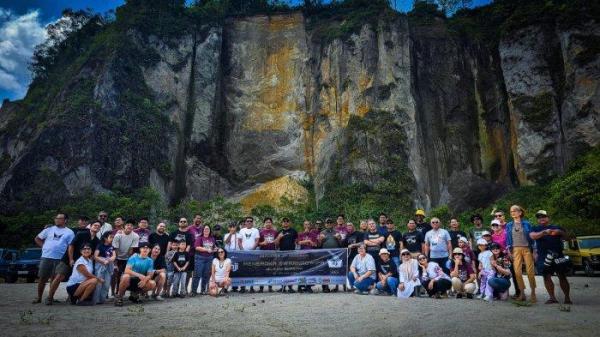 TOURING MEDAN KE PEKANBARU - Aktivitas long touring tahunan Komunitas otomotif Mercedes Jip Indonesia (MJI) di Pulau Sumatera dari Medan ke Pekanbaru menyambangi sejumlah destinasi wisata dan diwarnai kegiatan bakti sosial.

 