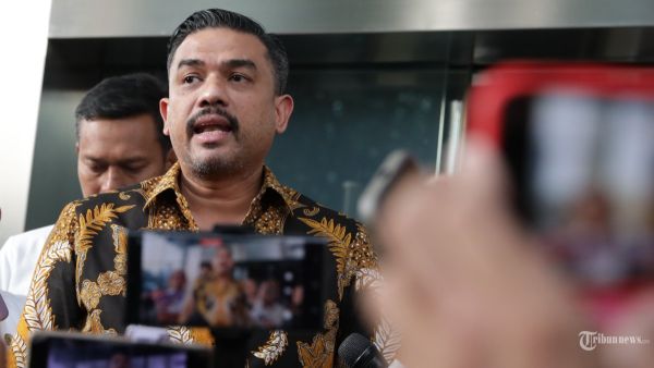 KLARIFIKASI MENTERI UMKM - Menteri UMKM Maman Abdurrahman memberi keterangan usai memberi klarifikasi di gedung Merah Putih KPK, Jakarta, Jumat (4/7/2025). Kedatangan Maman Abdurrahman itu untuk memberikan penjelasan terkait surat berkop Kementerian UMKM mengenai kunjungan istrinya ke beberapa negara Eropa. TRIBUNNEWS/IRWAN RISMAWAN