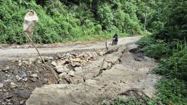 JALAN RUSAK - Jalan penghubung Desa Soyoan-Ratatotok di Kabupaten Minahasa Tenggara (Mitra), Sulawesi Utara, yang nyaris putus. Pengendara minta Pemkab Mitra segera memperbaiki jalan tersebut.