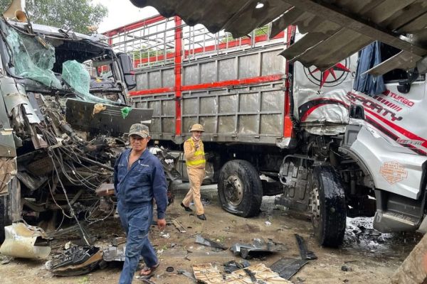 Trời mưa 2 xe tải đối đầu, ách tắc đường Hồ Chí Minh - Ảnh 1.