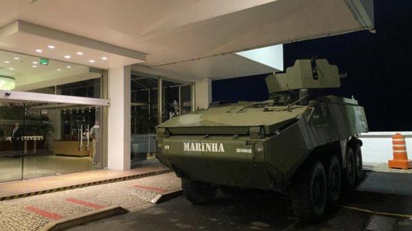 PENGAMANAN HOTEL PRABOWO - Panser Marinha milik Angkatan Laut Brasil tampak berjaga di depan Hotel Sheraton, Rio de Janeiro, Brasil, Sabtu (5/7/2025) dini hari waktu setempat. Hotel tersebut menjadi tempat menginap Presiden Republik Indonesia Prabowo Subianto guna hadiri Konferensi Tingkat Tinggi BRICS 6–7 Juli 2025. 