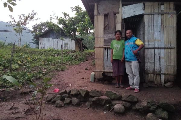 Guru Heribertus Minggus berpose bersama Mama Maria Sisilia Regi (53) di depan rumah reyot di Kampung Leke, Kelurahan Tanah Rata, Kecamtan Kota Komba, Kabupaten Manggarai Timur, NTT, Kamis, (26/6/2025).