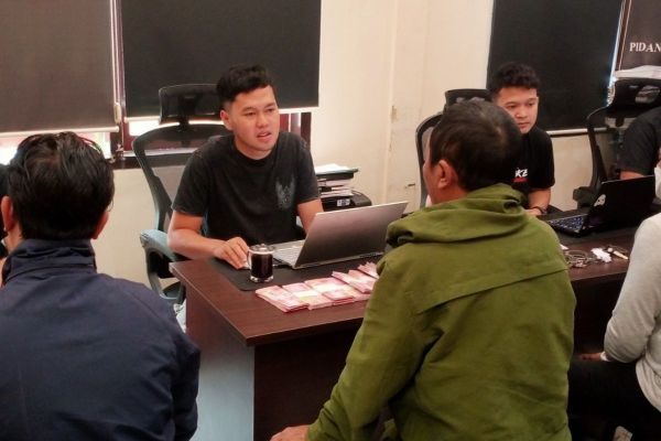 Petugas kepolisian Satuan Reserse Kriminal (Satreskrim) Polres Batu mengamankan tiga pelaku pemerasan yang dua di antaranya nekat mengaku sebagai anggota polisi.