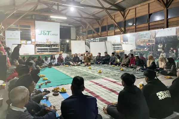 bersama-warga-desa-Bulukerto..jpg