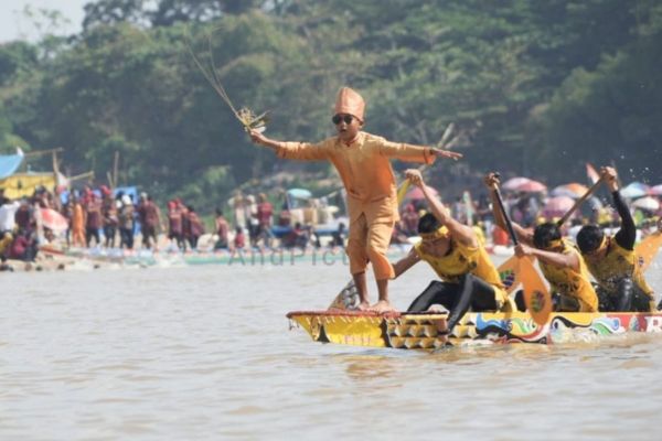 Anak Togak Luan mempertunjukkan tarian saat Pacu Jalur di Sungai Kuantan, Kabupaten Kuantan Singingi, Riau, Kamis (3/7/2025). 