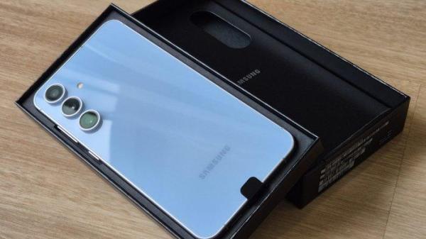 SAMSUNG GALAXY S24 FE - Ponsel pintar ini telah dirilis Samsung pada Oktober 2024 dan menjadi salah satu pesaing Vivo V50.