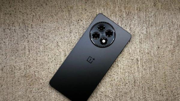 PONSEL PINTAR ONEPLUS - Smartphone OnePlus 13R juga masuk jajaran perangkat yang menjadi pesaing Vivo V50.
