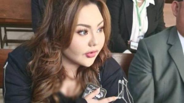 BANGGA - Selebgram Lisa Mariana saat menghadiri persidangan di Pengadilan Negeri Bandung, Rabu (4/6/2025). Lisa mengaku bangga ucapannya Ani-ani No, Simpanan Yes viral di media sosial.