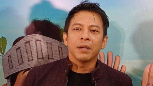 TOLAK COMEBACK - Pengisi suara film animasi Jumbo, penyanyi Ariel NOAH saat diwawancarai usai screening di XXI Epicentrum Kuningan, Jakarta Selatan, Kamis (13/3/2025). Ariel baru-baru ini mengungkap alasan tolak comeback bersama Peterpan.