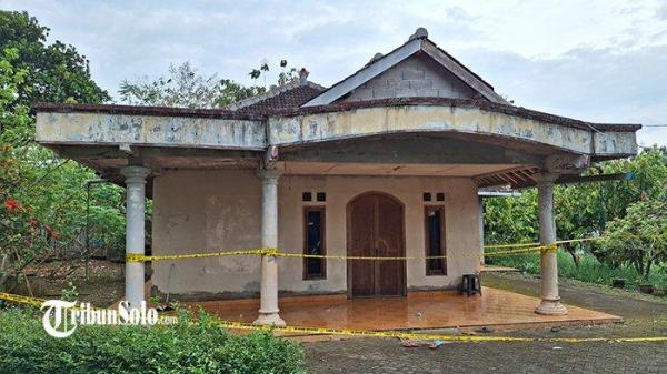 DIDUGA KORBAN PEMBUNUHAN - Suasana rumah seorang nenek yang ditemukan meninggal dunia di Dusun Winong, Desa Mlokomanis Wetan, Kecamatan Ngadirojo, Wonogiri, Minggu (6/7/2025). Nenek berusia 63 tahun ini diduga merupakan korban pembunuhan.