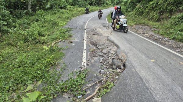 Jalan di Bolaang Mongondow Timur amblas. 3 tahun tak kunjung diperbaiki.