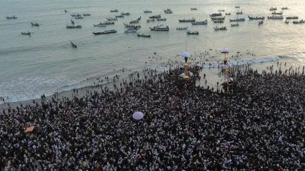 Foto udara puluhan ribu pengunjung menyaksikan tabuik dibuang ke laut di Pariaman, Sumatera Barat, Minggu (21/7/2024). Dua tabuik dihoyak dan dibuang ke laut dalam rangka memperingati Hari Asyura (10 Muharram) 1446 Hijriyah sekaligus masuk dalam Kharisma Event Nusantara (KEN) Kemenparekraf. ANTARA FOTO/Iggoy el Fitra/foc.