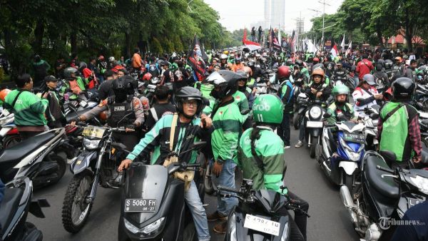 PEMKOT TANGGUNG BPJS - Driver ojek online pada aksi di kota Surabaya beberapa waktu lalu. Pemkot Surabaya  memperluas jaminan perlindungan kepada warga kota Surabaya melalui kepesertaan di BPJS Ketenagakerjaan dan kali ini  menyasar pada driver ojek online di Kota Pahlawan. (SURYA/HABIBUR ROHMAN)