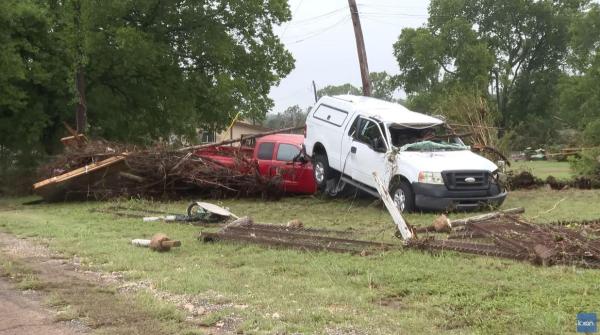 BANJIR DI TEXAS - Tangkap layar YouTube KXAN 7 Juli 2025, memperlihatkan mobil-mobil hanyut akibat banjir di Texas. Peserta perkemahan di Camp Mystic adalah yang paling terdampak.