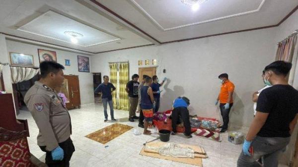 OLAH TKP - Polisi melakukan olah TKP penemuan jenazah seorang lansia di rumah korban wilayah Dusun Winong RT 2 RW 9 Desa Mlokomanis Wetan Ngadirojo Kabupaten Wonogiri Jawa Tengah pada Minggu (6/7/2025) 
 