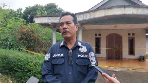 KASUS PENEMUAN LANSIA - Kasi Humas Polres Wonogiri, AKP Anom Prabowo memberikan keterangan kepada wartawan di lokasi kejadian Dusun Winong RT 2 RW 9 Desa Mlokomanis Wetan Ngadirojo Kabupaten Wonogiri Jawa Tengah pada Minggu (6/7/2025) siang.