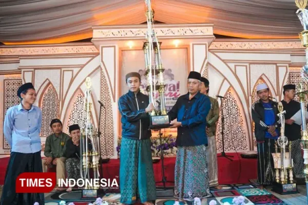 Penyerahan-trophy.jpg