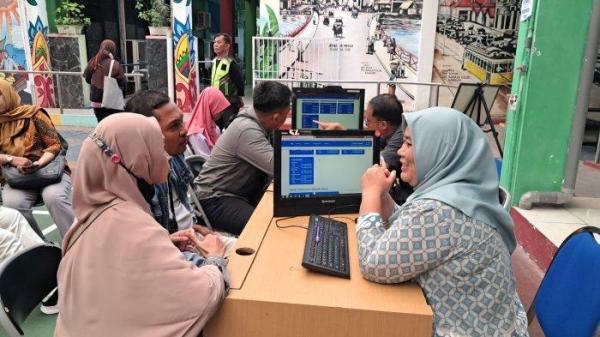 KELUHAN ORANGTUA - Orangtua calon siswa SMP mendatangi posko Konsultasi SPMB Jenjang SMP Negeri di kantor Dispendik Kota Surabaya.