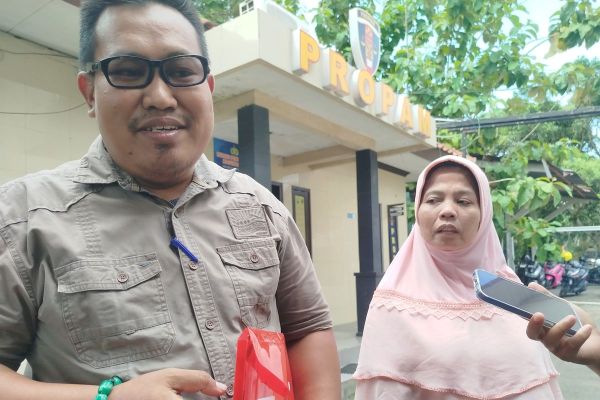 Sumini dan kuasa hukumnya, Hendrayanto, saat melakukan laporan ke Propam Polres Bangkalan atas dugaan penggelapan uang oknum polisi, Rabu (5/2/2025).