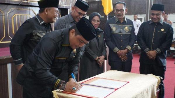 TANDA TANGAN - Penandatanganan berita acara usai rapat paripurna dengan agenda penyampaian penjelasan Nota Keuangan dan RAPBD-P Kotabaru Tahun Anggaran 2025, Senin (7/7/2025).