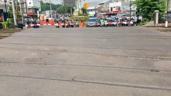 PT KAI akan memperbaiki jalur perlintasan sebidang kereta api (KA) di wilayah Stasiun Bekasi. Perlintasan sebidang KA itu ditutup selama perbaikan tiap malam. (dok KAI Daop 1)