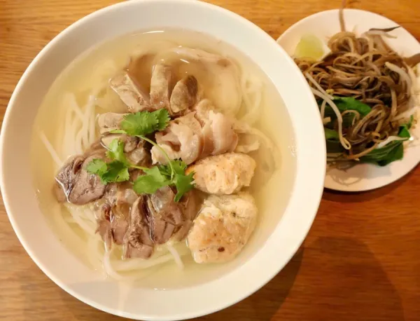 Bún bò Huế O Kay: Nước lèo trong veo như nước suối, vào quán cứ ngỡ 'xuyên không' qua thế giới khác - Ảnh 1. Bún bò Huế O Kay nước trong, chả cua vừa béo vừa bùi, bắp bò hoa xắt lát - Ảnh 1.