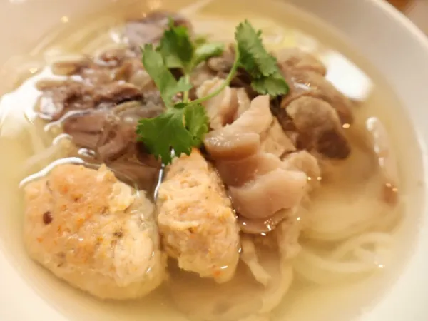 Bún bò Huế O Kay: Nước lèo trong veo như nước suối, vào quán cứ ngỡ 'xuyên không' qua thế giới khác - Ảnh 4. bún bò Huế - Ảnh 4.