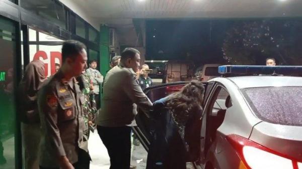 Ibu muda di Kota Makassar, Sulawesi Selatan, tega habisi nyawa anaknya. N (25) ibu muda diamankan personel Polsek Panakkukang di lobby RS Ibnu Sina, Jl Urip Sumoharjo, Makassar, Sabtu (5/7/2024).