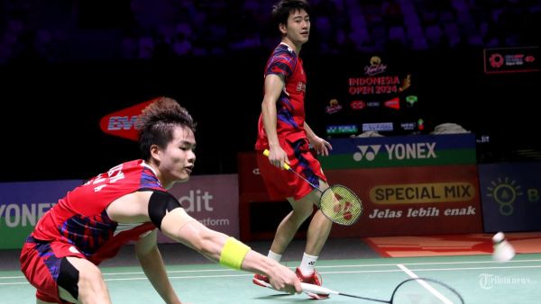 Pebulu tangkis ganda putra China liang Wei Keng dan Wang Chang mengembalikan kok ke arah pebulu tangkis ganda putra Malaysia Man Wei Chong dan Kai Wun Tee dalam babak final Kapal Api Indonesia Open 2024 di Istora Senayan, Jakarta, Minggu (9/6/2024). Pebulu tangkis ganda putra China Liamg Wei Keng dan Wang Chang berhasil menjuarai Kapal Api Indonesia Open 2024 setelah mengalahkan Man Wei Chong dan Kai Wun Tee dengan skor 19-21, 21-16 dan 21-12.?TRIBUNNEWS/IRWAN RISMAWAN