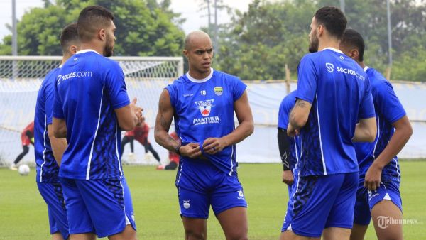 PERSIAPAN PEMAIN - Pemain Persib Bandung menjalani latihan resmi di lapangan pendamping Stadion Gelora Bandung Lautan Api (GBLA), Gedebage, Kota Bandung, Jawa Barat, Sabtu (5/7/2025). Latihan resmi ini sebagai persiapan menghadapi Port FC dari Thailand di ajang Piala Presiden 2025 yang akan berlangsung di Stadion Si Jalak Harupat, pada 6 Juli 2025. TRIBUN JABAR/GANI KURNIAWAN