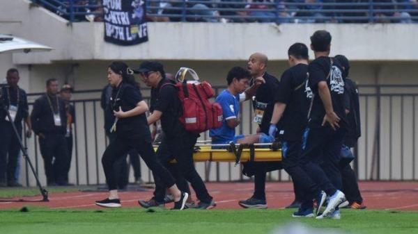 JUPE CEDERA - Bek senior Persib Bandung, Achmad Jufriyanto ditandu keluar lapangan, ia mengalami cedera tulang rusuk setelah bertabrakan dengan pemain Port FC, pada laga pembuka Grup B Piala Presiden 2025 di Stadion Si Jalak Harupat, Minggu (6/7/2025) sore WIB.