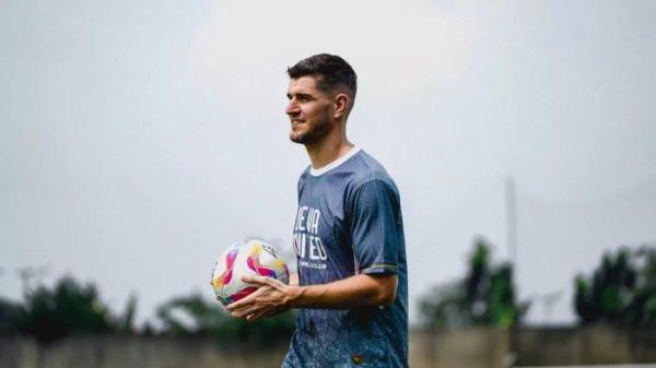 NICK KUIPERS - Mantan bek andalan Persib Bandung, Nick Kuipers resmi bergabung Dewa United untuk Liga 1 musim 2025/2026. Nick Kuipers langsung incar target juara di musim perdananya.