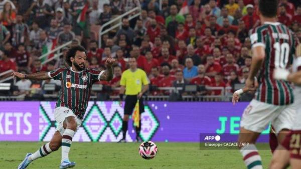 Bek Fluminense, Marcelo mengoper bola saat menghadapi Al Ahly selama Semifinal Piala Dunia Antarklub di King Abdullah, 18 Desember 2023.
