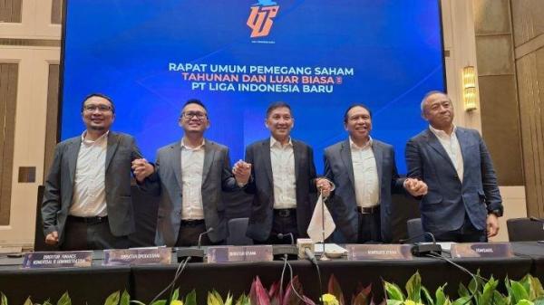 RUPS PT LIB - Direktur Utama PT LIB, Ferry Paulus (tegah) foto bersama jajaranya usai menggelar Rapat Umum Pemegang Saham (RUPS) di Hotel Langham, Sudirman, Senayan, Jakarta, Senin (7/7.2025).