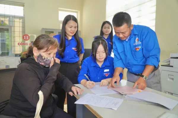 'Áo xanh' đón dân hỗ trợ vận hành chính quyền 2 cấp - Ảnh 1.