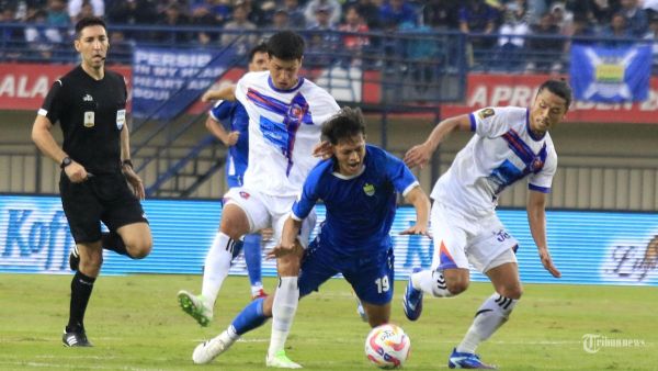 Persib Bandung menghadapi Port FC dalam laga Piala Presiden 2025 di Stadion Si Jalak Harupat, Kabupaten Bandung, Jawa Barat, Minggu (6/7/2025). Pertandingan berakhir untuk kemenangan Port FC dengan skor 2-0. (TRIBUN JABAR/GANI KURNIAWAN)