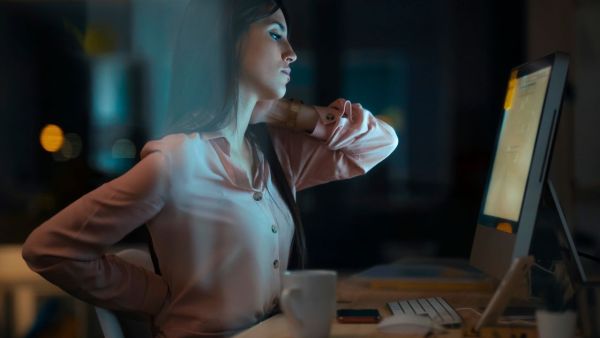 How dangerous is it for your spine to sit in the office for a long time? How to rescue How dangerous is it for your spine to sit in the office for a long time? How to rescue