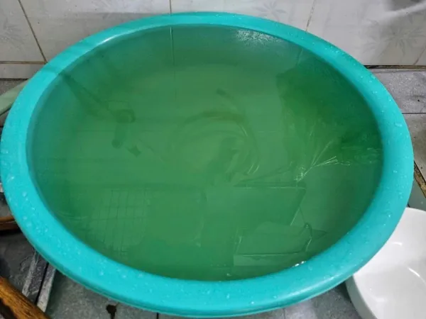 'Nước sạch' đục ngầu, nổi bọt, đơn vị quản lý nói 'nước được xử lý kỹ lưỡng' - Ảnh 3.