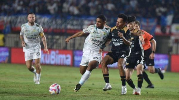DUEL BOLA - Striker Persib Bandung, Uilliam Barros Perreira dibayangi pemain Dewa United pada pertandingan Grup B Piala Presiden 2025 di Stadion Si Jalak Harupat Kabupaten Bandung, Selasa (8/7/2025). (Website Persib - 9/7/2025)