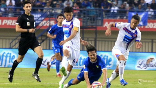 Persib Bandung menghadapi Port FC dalam laga Piala Presiden 2025 di Stadion Si Jalak Harupat, Kabupaten Bandung, Jawa Barat, Minggu (6/7/2025). Pertandingan berakhir untuk kemenangan Port FC dengan skor 2-0. (TRIBUN JABAR/GANI KURNIAWAN)