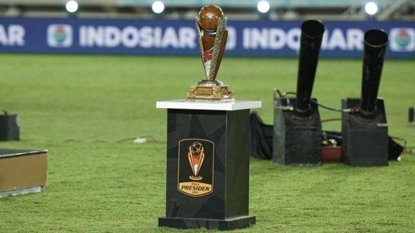 Trofi Piala Presiden yang dipajang di Stadion Manahan, Solo pada Minggu (4/8/2024). Piala Presiden edisi keenam tahun 2024 berhasil direbut Arema FC dari Borneo FC.