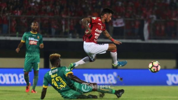 Stefano Lilypaly berebut bola dengan Yanto Basna, Pemain Sriwijaya FC dalam babak lanjutan liga 1 pekan ke-32 di Stadion I Wayan Dipta, Gianyar, Senin (30/10). Bali United menang tipis atas Sriwijaya FC 3-2.