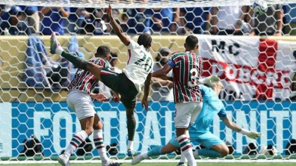 TENDANGAN GELEDEK - Penyerang Chelsea, Joao Pedro melepaskan tendangan geledek ke gawang Fluminense pada babak semifinal Piala Dunia Antarklub 2025, pada Rabu (9/7/2025) dini hari WIB. Chelsea berhasil menang dengan skor 2-0.