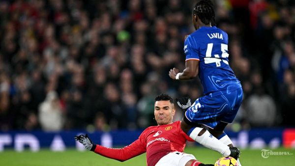 Gelandang Manchester United asal Brasil #18 Casemiro menjegal gelandang Chelsea asal Belgia #45 Romeo Lavia selama pertandingan sepak bola Liga Primer Inggris antara Manchester United dan Chelsea di Old Trafford di Manchester, barat laut Inggris, pada tanggal 3 November 2024. (Photo by Paul ELLIS / AFP)