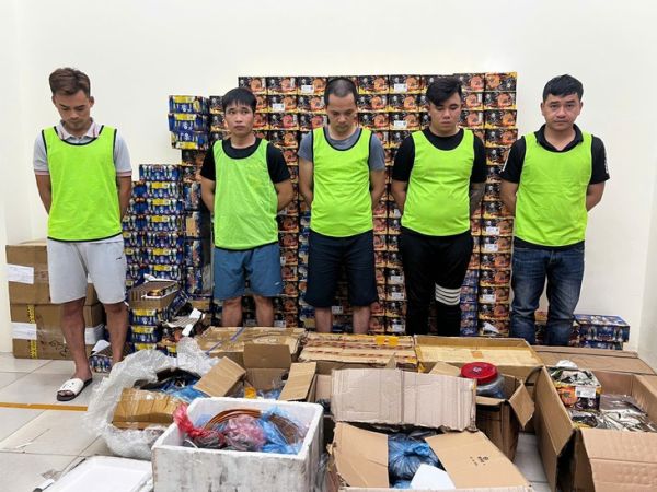 Triệt phá đường dây sản xuất, tiêu thụ gần 1 tấn pháo nổ liên tỉnh- Ảnh 1. Triệt phá đường dây sản xuất, tiêu thụ gần 1 tấn pháo nổ liên tỉnh - Ảnh 1.